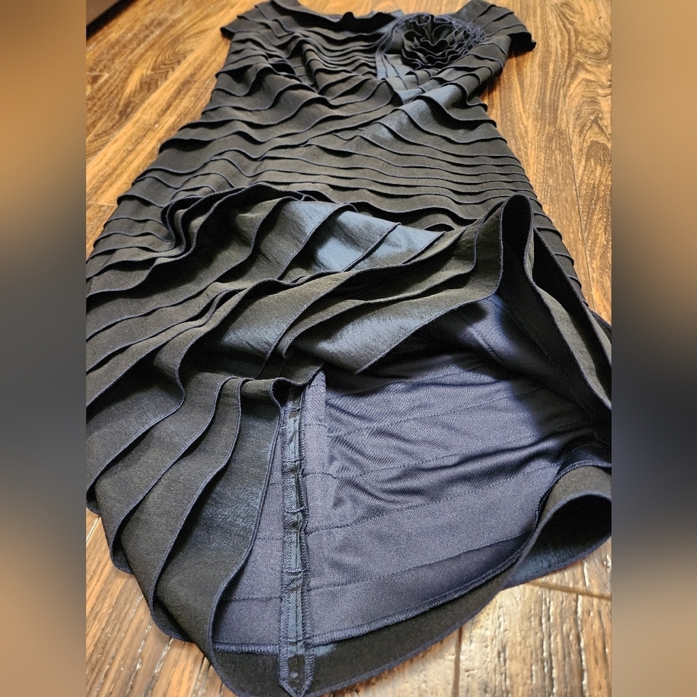 Tadashi Shoji Romantic Dark Blue Tiered Rosette Gown Formal Dress Sz 10 Like New - Picture 13 of 15